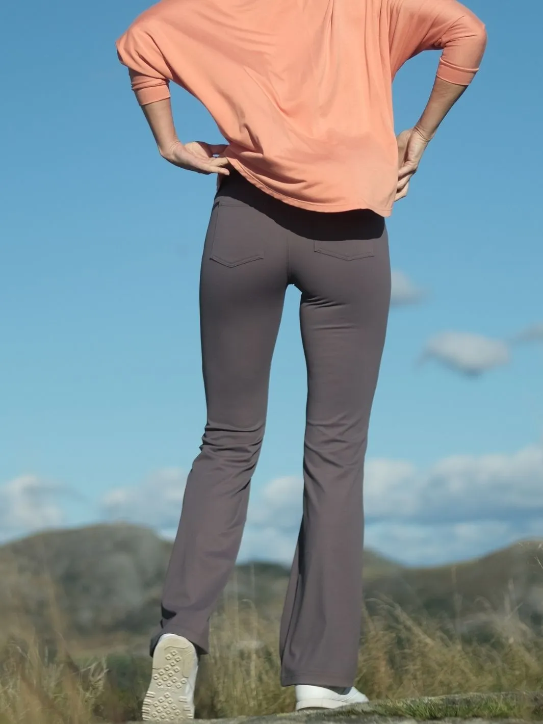 Lule Flare pocket pant Warm Stone